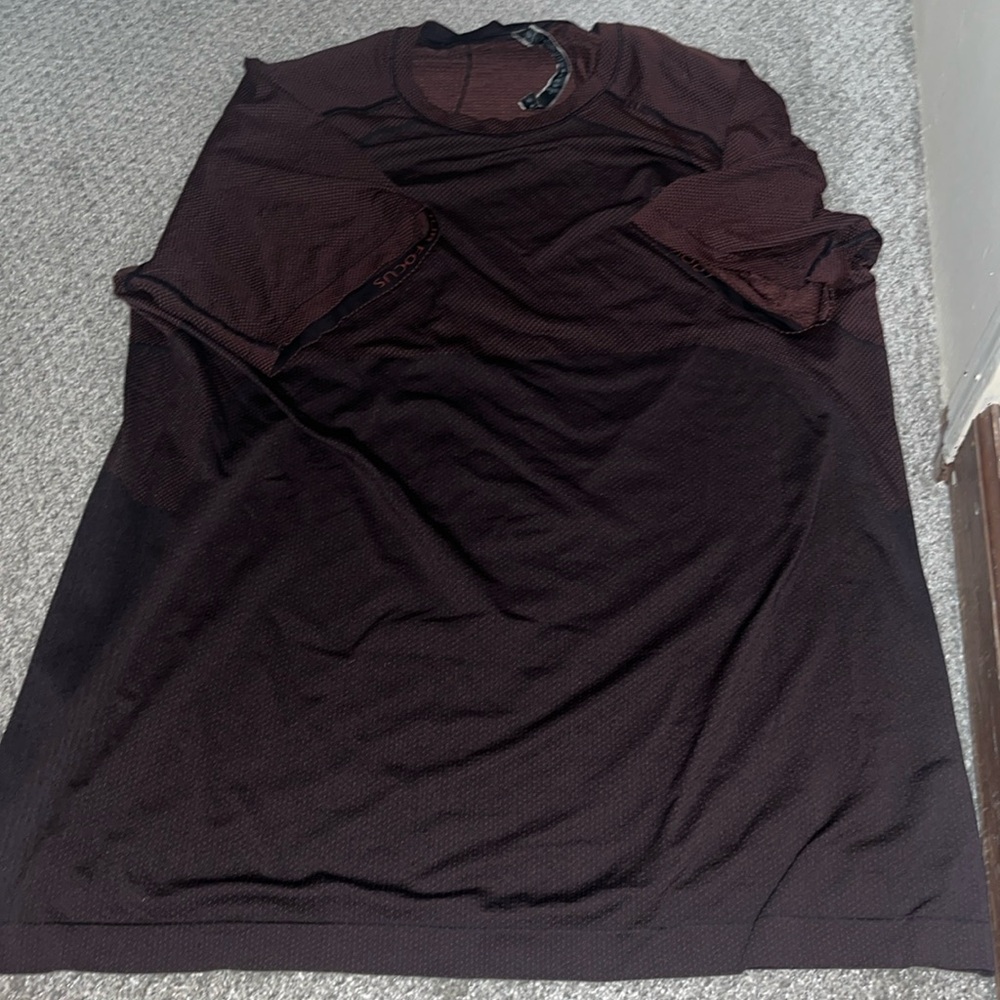 Men’s Size XL Lululemon Metal Vent Tech Short-Sleeve Shirt in Brick/Lava